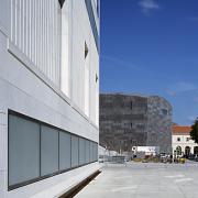 ArchitektInnen / KünstlerInnen: O&O Baukunst Ziviltechniker GesmbH<br>Projekt: MuseumsQuartier Wien - Leopold Museum<br>Aufnahmedatum: 06/01<br>Format: 6x9cm C-Dia<br>Lieferformat: Dia-Duplikat, C-Print, Scan 300 dpi<br>Bestell-Nummer: 010621-143<br>
