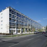 ArchitektInnen / KünstlerInnen: Walter Stelzhammer<br>Projekt: Wohnbau Adalbert-Stifter-Strasse 69-71<br>Aufnahmedatum: 10/03<br>Format: 6x9cm C-Dia<br>Lieferformat: Dia-Duplikat, Scan 300 dpi<br>Bestell-Nummer: 031028-01<br>