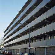ArchitektInnen / KünstlerInnen: Walter Stelzhammer<br>Projekt: Wohnbau Adalbert-Stifter-Strasse 69-71<br>Aufnahmedatum: 10/03<br>Format: 6x9cm C-Dia<br>Lieferformat: Dia-Duplikat, Scan 300 dpi<br>Bestell-Nummer: 031028-05<br>