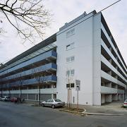 ArchitektInnen / KünstlerInnen: Walter Stelzhammer<br>Projekt: Wohnbau Adalbert-Stifter-Strasse 69-71<br>Aufnahmedatum: 10/03<br>Format: 6x9cm C-Dia<br>Lieferformat: Dia-Duplikat, Scan 300 dpi<br>Bestell-Nummer: 031028-07<br>
