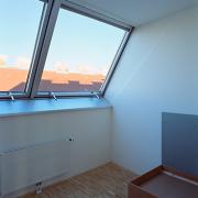 ArchitektInnen / KünstlerInnen: Architektin Sne Veselinovic ZT GmbH<br>Projekt: Diakoniewerk-Wohngemeinschaft für Kinder und Jugendliche mit Behinderung<br>Aufnahmedatum: 12/03<br>Format: 6x9cm C-Dia<br>Lieferformat: Scan 300 dpi<br>Bestell-Nummer: 031209-08<br>