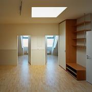 ArchitektInnen / KünstlerInnen: Architektin Sne Veselinovic ZT GmbH<br>Projekt: Diakoniewerk-Wohngemeinschaft für Kinder und Jugendliche mit Behinderung<br>Aufnahmedatum: 12/03<br>Format: 6x9cm C-Dia<br>Lieferformat: Scan 300 dpi<br>Bestell-Nummer: 031209-12<br>