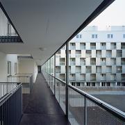 ArchitektInnen / KünstlerInnen: atelier 4 architects<br>Projekt: Wohnbau am Fuchsenfeld - Bauteil Atelier 4<br>Aufnahmedatum: 01/04<br>Format: 6x9cm C-Dia<br>Lieferformat: Scan 300 dpi<br>Bestell-Nummer: 040121-09<br>