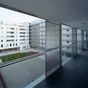 ArchitektInnen / KünstlerInnen: atelier 4 architects<br>Projekt: Wohnbau am Fuchsenfeld - Bauteil Atelier 4<br>Aufnahmedatum: 01/04<br>Format: 6x9cm C-Dia<br>Lieferformat: Scan 300 dpi<br>Bestell-Nummer: 040121-13<br>
