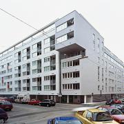 ArchitektInnen / KünstlerInnen: atelier 4 architects<br>Projekt: Wohnbau am Fuchsenfeld - Bauteil Atelier 4<br>Aufnahmedatum: 01/04<br>Format: 6x9cm C-Dia<br>Lieferformat: Scan 300 dpi<br>Bestell-Nummer: 040121-21<br>