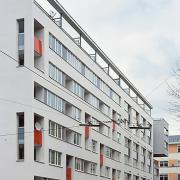 ArchitektInnen / KünstlerInnen: atelier 4 architects<br>Projekt: Wohnbau am Fuchsenfeld - Bauteil Atelier 4<br>Aufnahmedatum: 01/04<br>Format: 6x9cm C-Dia<br>Lieferformat: Scan 300 dpi<br>Bestell-Nummer: 040121-24<br>