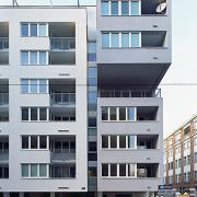 ArchitektInnen / KünstlerInnen: Martin Kohlbauer<br>Projekt: Wohnbau am Fuchsenfeld - Bauteil Kohlbauer<br>Aufnahmedatum: 01/04<br>Format: 6x9cm C-Dia<br>Lieferformat: Scan 300 dpi<br>Bestell-Nummer: 040121A-02<br>