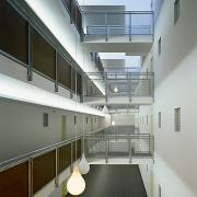 ArchitektInnen / KünstlerInnen: Martin Kohlbauer<br>Projekt: Wohnbau am Fuchsenfeld - Bauteil Kohlbauer<br>Aufnahmedatum: 01/04<br>Format: 6x9cm C-Dia<br>Lieferformat: Scan 300 dpi<br>Bestell-Nummer: 040121A-10<br>