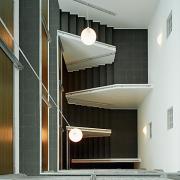 ArchitektInnen / KünstlerInnen: Martin Kohlbauer<br>Projekt: Wohnbau am Fuchsenfeld - Bauteil Kohlbauer<br>Aufnahmedatum: 01/04<br>Format: 6x9cm C-Dia<br>Lieferformat: Scan 300 dpi<br>Bestell-Nummer: 040121A-11<br>