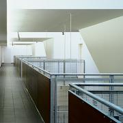 ArchitektInnen / KünstlerInnen: Martin Kohlbauer<br>Projekt: Wohnbau am Fuchsenfeld - Bauteil Kohlbauer<br>Aufnahmedatum: 01/04<br>Format: 6x9cm C-Dia<br>Lieferformat: Scan 300 dpi<br>Bestell-Nummer: 040121A-22<br>
