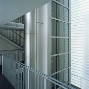 ArchitektInnen / KünstlerInnen: atelier 4 architects<br>Projekt: Wohnbau am Fuchsenfeld - Bauteil Atelier 4<br>Aufnahmedatum: 01/04<br>Format: 6x9cm C-Dia<br>Lieferformat: Scan 300 dpi<br>Bestell-Nummer: 040121B-07<br>