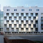 ArchitektInnen / KünstlerInnen: atelier 4 architects<br>Projekt: Wohnbau am Fuchsenfeld - Bauteil Atelier 4<br>Aufnahmedatum: 01/04<br>Format: 6x9cm C-Dia<br>Lieferformat: Scan 300 dpi<br>Bestell-Nummer: 040121B-08<br>
