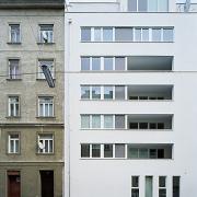 ArchitektInnen / KünstlerInnen: atelier 4 architects<br>Projekt: Wohnbau am Fuchsenfeld - Bauteil Atelier 4<br>Aufnahmedatum: 01/04<br>Format: 6x9cm C-Dia<br>Lieferformat: Scan 300 dpi<br>Bestell-Nummer: 040121B-17<br>