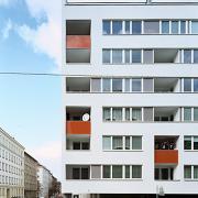 ArchitektInnen / KünstlerInnen: atelier 4 architects<br>Projekt: Wohnbau am Fuchsenfeld - Bauteil Atelier 4<br>Aufnahmedatum: 01/04<br>Format: 6x9cm C-Dia<br>Lieferformat: Scan 300 dpi<br>Bestell-Nummer: 040121B-29<br>