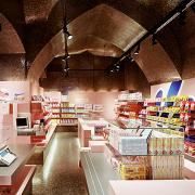 ArchitektInnen / KünstlerInnen: BEHF Architects Ebner Hasenauer Ferenczy ZT GmbH, BWM Architekten<br>Projekt: Manner Shop<br>Aufnahmedatum: 06/04<br>Format: 6x9cm C-Neg<br>Lieferformat: Scan 300 dpi<br>Bestell-Nummer: 040615-03<br>