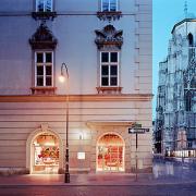 ArchitektInnen / KünstlerInnen: BEHF Architects Ebner Hasenauer Ferenczy ZT GmbH, BWM Architekten<br>Projekt: Manner Shop<br>Aufnahmedatum: 06/04<br>Format: 6x9cm C-Neg<br>Lieferformat: Scan 300 dpi<br>Bestell-Nummer: 040615-13<br>