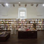 ArchitektInnen / KünstlerInnen: querkraft architekten<br>Projekt: MuseumsQuartier Wien - Buchhandlung Prachner<br>Aufnahmedatum: 08/04<br>Format: 6x9cm C-Dia<br>Lieferformat: Scan 300 dpi<br>Bestell-Nummer: 040809-02<br>