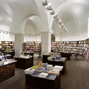 ArchitektInnen / KünstlerInnen: querkraft architekten<br>Projekt: MuseumsQuartier Wien - Buchhandlung Prachner<br>Aufnahmedatum: 04/02<br>Format: 6x9cm C-Dia<br>Lieferformat: Scan 300 dpi<br>Bestell-Nummer: 020403B-159<br>