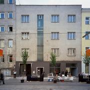 ArchitektInnen / KünstlerInnen: lichtblauwagner architekten generalplaner zt gmbh<br>Projekt: Straßenfest Diehlgasse<br>Aufnahmedatum: 06/04<br>Format: 6x9cm C-Dia<br>Lieferformat: Scan 300 dpi<br>Bestell-Nummer: 040601-04<br>