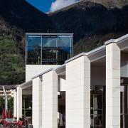 ArchitektInnen / KünstlerInnen: Martin Kohlbauer<br>Projekt: Alpen Therme Gastein<br>Aufnahmedatum: 06/04<br>Format: 6x9cm C-Dia<br>Lieferformat: Dia-Duplikat, Scan 300 dpi<br>Bestell-Nummer: 040608-06<br>