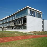 ArchitektInnen / KünstlerInnen: Johannes Zieser<br>Projekt: Bundesschulzentrum<br>Aufnahmedatum: 04/04<br>Format: 6x9cm C-Dia<br>Lieferformat: Dia-Duplikat, Scan 300 dpi<br>Bestell-Nummer: 040415-09<br>
