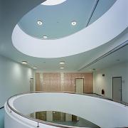 ArchitektInnen / KünstlerInnen: Johannes Zieser<br>Projekt: Bundesschulzentrum<br>Aufnahmedatum: 04/04<br>Format: 6x9cm C-Dia<br>Lieferformat: Dia-Duplikat, Scan 300 dpi<br>Bestell-Nummer: 040415-02<br>
