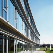 ArchitektInnen / KünstlerInnen: Johannes Zieser<br>Projekt: Bundesschulzentrum<br>Aufnahmedatum: 04/04<br>Format: 6x9cm C-Dia<br>Lieferformat: Dia-Duplikat, Scan 300 dpi<br>Bestell-Nummer: 040415-05<br>