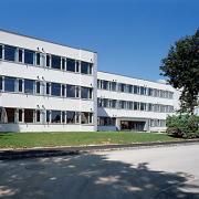 ArchitektInnen / KünstlerInnen: Johannes Zieser<br>Projekt: Bundesschulzentrum<br>Aufnahmedatum: 04/04<br>Format: 6x9cm C-Dia<br>Lieferformat: Dia-Duplikat, Scan 300 dpi<br>Bestell-Nummer: 040415-06<br>