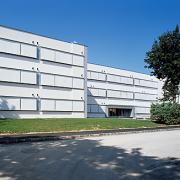 ArchitektInnen / KünstlerInnen: Johannes Zieser<br>Projekt: Bundesschulzentrum<br>Aufnahmedatum: 04/04<br>Format: 6x9cm C-Dia<br>Lieferformat: Dia-Duplikat, Scan 300 dpi<br>Bestell-Nummer: 040415-06B<br>