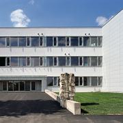 ArchitektInnen / KünstlerInnen: Johannes Zieser<br>Projekt: Bundesschulzentrum<br>Aufnahmedatum: 04/04<br>Format: 6x9cm C-Dia<br>Lieferformat: Dia-Duplikat, Scan 300 dpi<br>Bestell-Nummer: 040415-07<br>