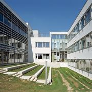 ArchitektInnen / KünstlerInnen: Johannes Zieser<br>Projekt: Bundesschulzentrum<br>Aufnahmedatum: 04/04<br>Format: 6x9cm C-Dia<br>Lieferformat: Dia-Duplikat, Scan 300 dpi<br>Bestell-Nummer: 040415-08<br>