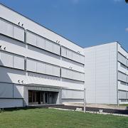 ArchitektInnen / KünstlerInnen: Johannes Zieser<br>Projekt: Bundesschulzentrum<br>Aufnahmedatum: 04/04<br>Format: 6x9cm C-Dia<br>Lieferformat: Dia-Duplikat, Scan 300 dpi<br>Bestell-Nummer: 040415-10<br>