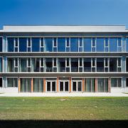 ArchitektInnen / KünstlerInnen: Johannes Zieser<br>Projekt: Bundesschulzentrum<br>Aufnahmedatum: 04/04<br>Format: 6x9cm C-Dia<br>Lieferformat: Dia-Duplikat, Scan 300 dpi<br>Bestell-Nummer: 040415-13<br>