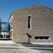 ArchitektInnen / KünstlerInnen: Johannes Zieser<br>Projekt: Gemeindezentrum Stephanshart<br>Aufnahmedatum: 09/04<br>Format: 6x9cm C-Dia<br>Lieferformat: Dia-Duplikat, Scan 300 dpi<br>Bestell-Nummer: 040907-07<br>
