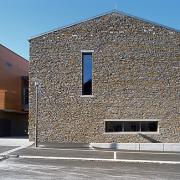 ArchitektInnen / KünstlerInnen: Johannes Zieser<br>Projekt: Gemeindezentrum Stephanshart<br>Aufnahmedatum: 09/04<br>Format: 6x9cm C-Dia<br>Lieferformat: Dia-Duplikat, Scan 300 dpi<br>Bestell-Nummer: 040907-08<br>