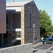 ArchitektInnen / KünstlerInnen: Johannes Zieser<br>Projekt: Gemeindezentrum Stephanshart<br>Aufnahmedatum: 09/04<br>Format: 6x9cm C-Dia<br>Lieferformat: Dia-Duplikat, Scan 300 dpi<br>Bestell-Nummer: 040907-09<br>
