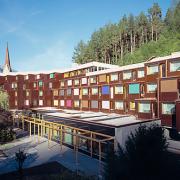 ArchitektInnen / KünstlerInnen: gharakhanzadeh sandbichler architekten zt gmbh<br>Projekt: Seniorenheim<br>Aufnahmedatum: 09/04<br>Format: 6x7cm C-Dia<br>Lieferformat: Dia-Duplikat, Scan 300 dpi<br>Bestell-Nummer: 040917-10<br>