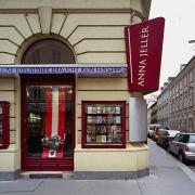 ArchitektInnen / KünstlerInnen: Eichinger oder Knechtl<br>Projekt: Buchhandlung Jeller<br>Aufnahmedatum: 10/04<br>Format: 6x9cm C-Dia<br>Lieferformat: Dia-Duplikat, Scan 300 dpi<br>Bestell-Nummer: 041013-01<br>