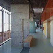 ArchitektInnen / KünstlerInnen: ARTEC Architekten<br>Projekt: Volksschule Zehdengasse<br>Aufnahmedatum: 10/96<br>Format: 6x7cm C-Dia<br>Lieferformat: C-Print, Scan 300 dpi<br>Bestell-Nummer: 961024-21<br>