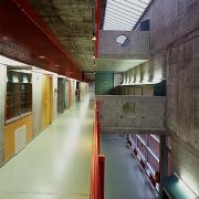 ArchitektInnen / KünstlerInnen: ARTEC Architekten<br>Projekt: Volksschule Zehdengasse<br>Aufnahmedatum: 10/96<br>Format: 6x7cm C-Dia<br>Lieferformat: C-Print, Scan 300 dpi<br>Bestell-Nummer: 961024-37<br>