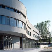 ArchitektInnen / KünstlerInnen: Martin Kohlbauer<br>Projekt: Volksschule Vorgartenstraße<br>Aufnahmedatum: 08/03<br>Format: 6x9cm C-Dia<br>Lieferformat: C-Print, Scan 300 dpi<br>Bestell-Nummer: 030826-06<br>