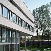 ArchitektInnen / KünstlerInnen: Martin Kohlbauer<br>Projekt: Volksschule Vorgartenstraße<br>Aufnahmedatum: 08/03<br>Format: 6x9cm C-Dia<br>Lieferformat: C-Print, Scan 300 dpi<br>Bestell-Nummer: 030826-07<br>