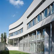 ArchitektInnen / KünstlerInnen: Martin Kohlbauer<br>Projekt: Volksschule Vorgartenstraße<br>Aufnahmedatum: 08/03<br>Format: 6x9cm C-Dia<br>Lieferformat: C-Print, Scan 300 dpi<br>Bestell-Nummer: 030826-10<br>