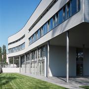 ArchitektInnen / KünstlerInnen: Martin Kohlbauer<br>Projekt: Volksschule Vorgartenstraße<br>Aufnahmedatum: 08/03<br>Format: 6x9cm C-Dia<br>Lieferformat: C-Print, Scan 300 dpi<br>Bestell-Nummer: 030826-11<br>