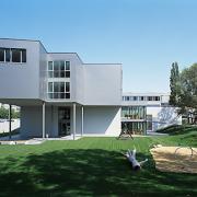 ArchitektInnen / KünstlerInnen: Martin Kohlbauer<br>Projekt: Volksschule Vorgartenstraße<br>Aufnahmedatum: 08/03<br>Format: 6x9cm C-Dia<br>Lieferformat: C-Print, Scan 300 dpi<br>Bestell-Nummer: 030826-14<br>
