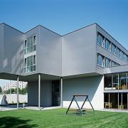 ArchitektInnen / KünstlerInnen: Martin Kohlbauer<br>Projekt: Volksschule Vorgartenstraße<br>Aufnahmedatum: 08/03<br>Format: 6x9cm C-Dia<br>Lieferformat: C-Print, Scan 300 dpi<br>Bestell-Nummer: 030826-15<br>