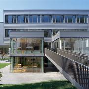 ArchitektInnen / KünstlerInnen: Martin Kohlbauer<br>Projekt: Volksschule Vorgartenstraße<br>Aufnahmedatum: 08/03<br>Format: 6x9cm C-Dia<br>Lieferformat: C-Print, Scan 300 dpi<br>Bestell-Nummer: 030826-16<br>
