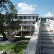 ArchitektInnen / KünstlerInnen: Martin Kohlbauer<br>Projekt: Volksschule Vorgartenstraße<br>Aufnahmedatum: 08/03<br>Format: 6x9cm C-Dia<br>Lieferformat: C-Print, Scan 300 dpi<br>Bestell-Nummer: 030826-19<br>