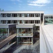 ArchitektInnen / KünstlerInnen: Martin Kohlbauer<br>Projekt: Volksschule Vorgartenstraße<br>Aufnahmedatum: 08/03<br>Format: 6x9cm C-Dia<br>Lieferformat: C-Print, Scan 300 dpi<br>Bestell-Nummer: 030826-20<br>