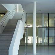 ArchitektInnen / KünstlerInnen: Martin Kohlbauer<br>Projekt: Volksschule Vorgartenstraße<br>Aufnahmedatum: 08/03<br>Format: 6x9cm C-Dia<br>Lieferformat: C-Print, Scan 300 dpi<br>Bestell-Nummer: 030826-34<br>